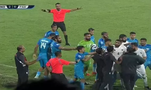 கால்பந்து போட்டியின் இடையே சண்டை: ஆடுகளத்தில் முட்டிக்கொண்ட இந்திய- பாகிஸ்தான் வீரர்கள்