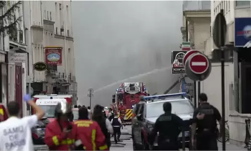 பாரீஸில் உள்ள கட்டிடத்தில் பயங்கர தீ விபத்து- 24 பேர் படுகாயம்