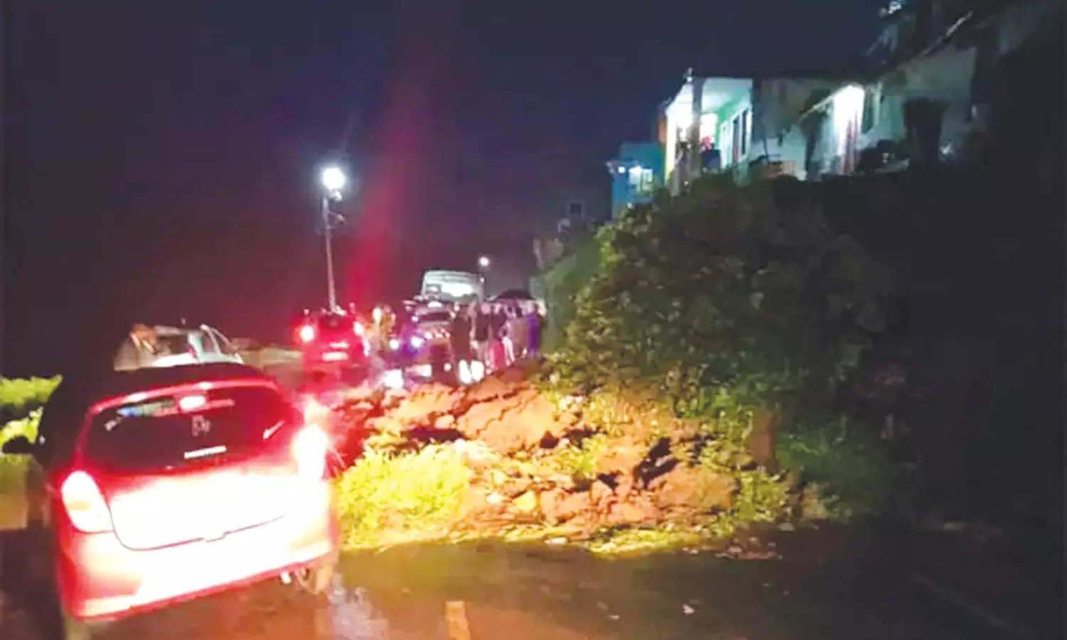 நீலகிரியில் கொட்டி தீர்த்த கனமழை: ஊட்டி-மஞ்சூர் சாலையில் மண்சரிவால் போக்குவரத்து பாதிப்பு நீலகிரியில் கொட்டி தீர்த்த கனமழை: ஊட்டி-மஞ்சூர் சாலையில் மண்சரிவால் போக்குவரத்து பாதிப்பு