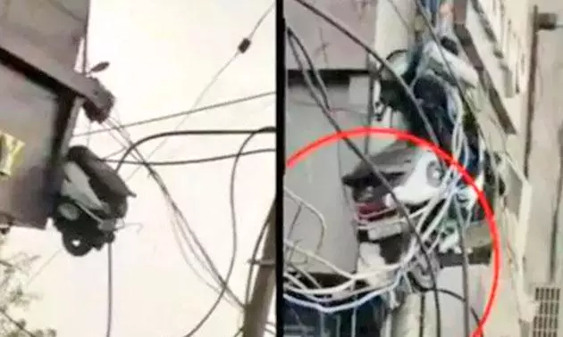 மின் கம்பிகளில் சிக்கிய ஸ்கூட்டர் மின் கம்பிகளில் சிக்கிய ஸ்கூட்டர்