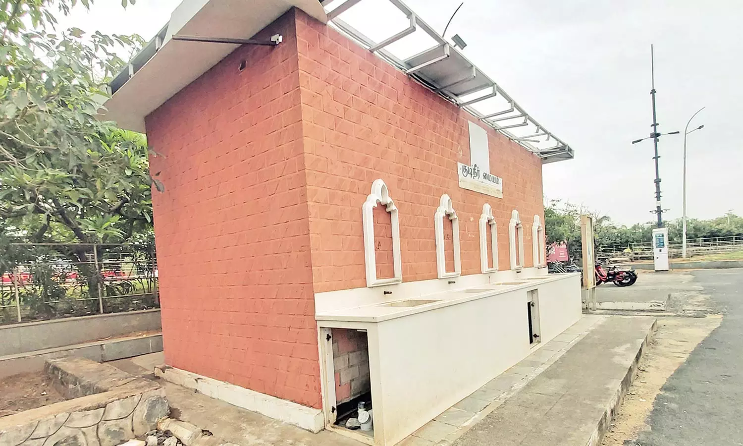 மெரினா கடற்கரையில் குடிநீர் தொட்டி பராமரிக்கப்படுமா? மெரினா கடற்கரையில் குடிநீர் தொட்டி பராமரிக்கப்படுமா?