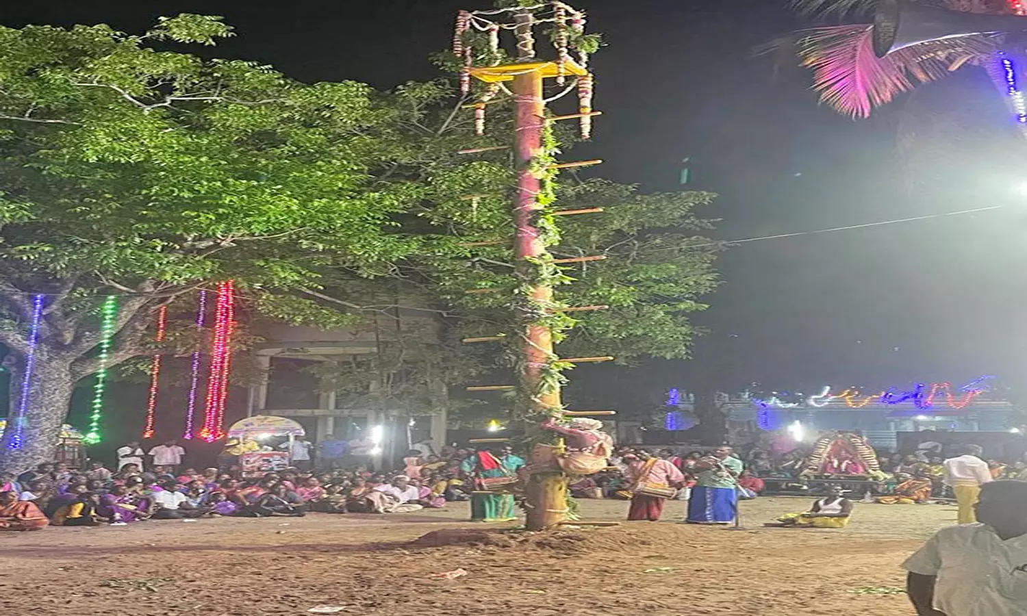 மரக்காணம் அருகே முத்தாலம்மன் கோவிலில் கழு மரம் ஏறும் நிகழ்ச்சி மரக்காணம் அருகே முத்தாலம்மன் கோவிலில் கழு மரம் ஏறும் நிகழ்ச்சி