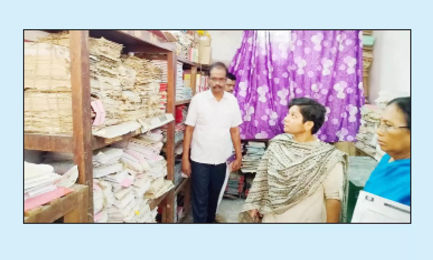 திருப்புவனம் ஊராட்சி அலுவலகத்தில் ஆண்டாய்வு மேற்கொண்ட கலெக்டர் திருப்புவனம் ஊராட்சி அலுவலகத்தில் ஆண்டாய்வு மேற்கொண்ட கலெக்டர்