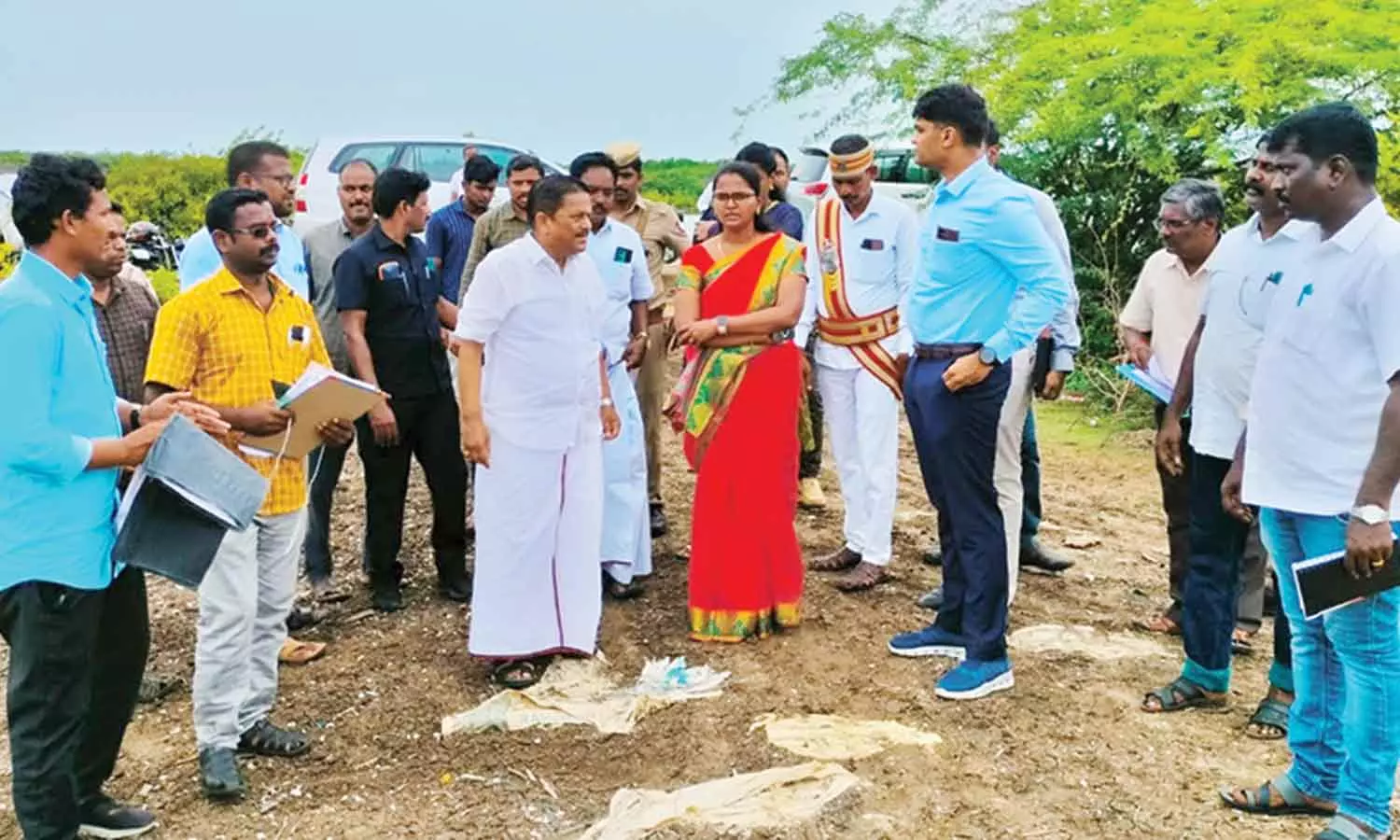 அலையாத்தி காட்டில் மேற்கொள்ளப்படும் வளர்ச்சி திட்ட பணிகளை அமைச்சர் ஆய்வு அலையாத்தி காட்டில் மேற்கொள்ளப்படும் வளர்ச்சி திட்ட பணிகளை அமைச்சர் ஆய்வு