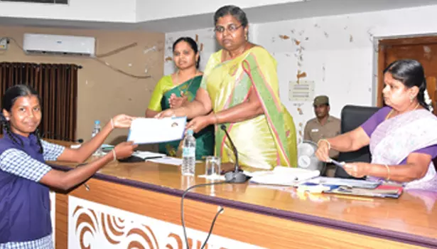 மாவட்ட அளவிலான கவிதை போட்டியில் நாமக்கல் அரசு பள்ளி மாணவி முதலிடம் மாவட்ட அளவிலான கவிதை போட்டியில் நாமக்கல் அரசு பள்ளி மாணவி முதலிடம்