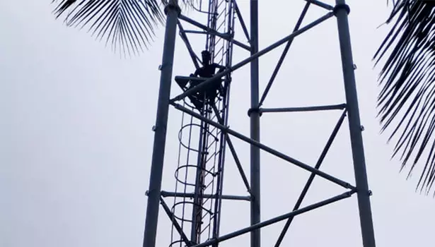 மேட்டூர் அருகே செல்போன் டவர் மீது ஏறி தொழிலாளி தற்கொலை மிரட்டல் மேட்டூர் அருகே செல்போன் டவர் மீது ஏறி தொழிலாளி தற்கொலை மிரட்டல்