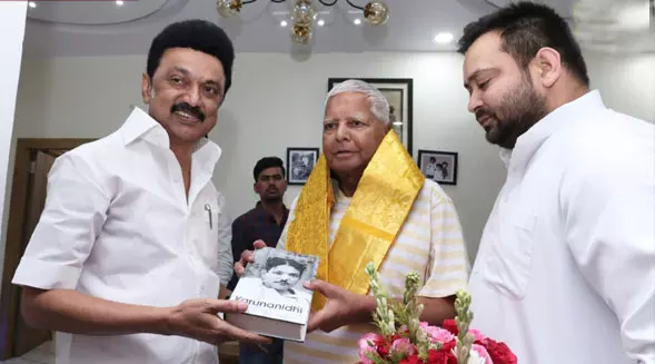 பீகாரில் லாலு பிரசாத் யாதவுடன் முதலமைச்சர் மு.க.ஸ்டாலின் சந்திப்பு பீகாரில் லாலு பிரசாத் யாதவுடன் முதலமைச்சர் மு.க.ஸ்டாலின் சந்திப்பு