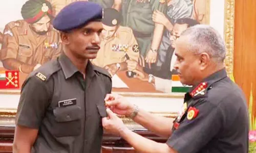 கால்வாயில் மூழ்கிய மாணவியை காப்பாற்றிய அலங்காநல்லூர் ராணுவ வீரரை கவுரவித்த தலைமை தளபதி