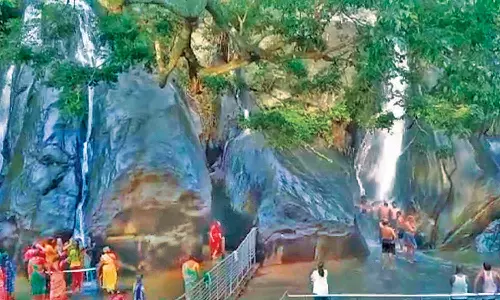 குற்றாலத்தில் வெள்ளப்பெருக்கு குறைந்ததால் குளிக்க மீண்டும் அனுமதி-  சுற்றுலா பயணிகள் மகிழ்ச்சி