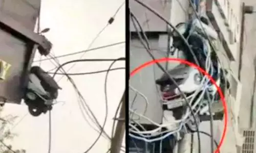 மின் கம்பிகளில் சிக்கிய ஸ்கூட்டர்