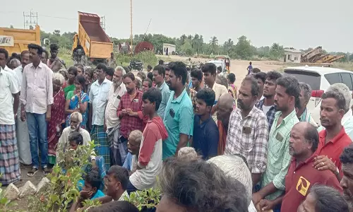 உளுந்தூர்பேட்டை அருகே குவாரியில் பாம்பு கடித்து ஊழியர் சாவு: இழப்பீடு வழங்ககோரி உறவினர்கள் முற்றுகை