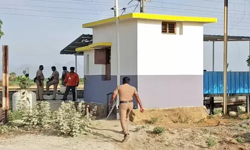 ரெயில்வே கேட் கீப்பர் அறையை சூறையாடி தீ வைக்க முயன்ற மர்ம நபர்கள்- போலீசார் வலைவீச்சு