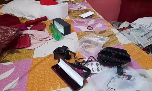 அறந்தாங்கியில் வீட்டின் பூட்டை உடைத்து 10 பவுன் நகை-ரூ.20 ஆயிரம் கொள்ளை