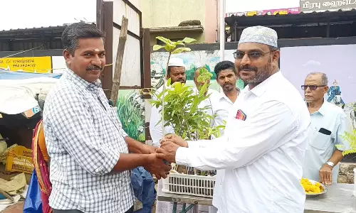 எஸ்.டி.பி.ஐ. கட்சியின் 15ம் ஆண்டு விழா: பொதுமக்களுக்கு மரக்கன்று வழங்கி கொண்டாட்டம்