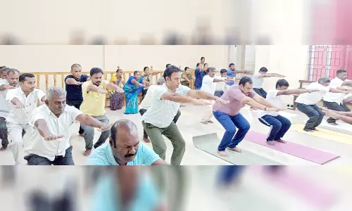 குளித்தலை நீதிமன்ற வளாகத்தில் யோகா விழிப்புணர்வு பயிற்சி