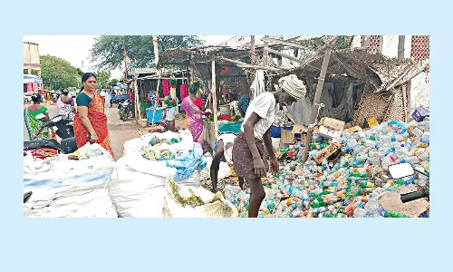 மலைபோல் குவித்து வைக்கப்பட்டிருந்த பிளாஸ்டிக் பாட்டில்கள் அகற்றம்