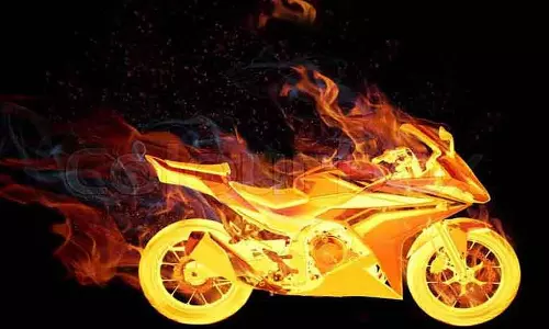 மோட்டார் சைக்கிள் தீ வைத்து எரிப்பு