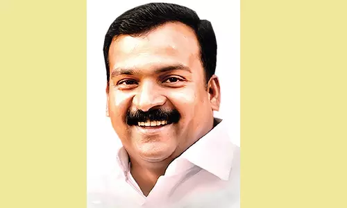 ரெயில்வே தண்டவாளத்தை கடக்க நடைமேம்பாலம் அமைக்க வேண்டும்-மாணிக்கம் தாகூர் எம்.பி. கோரிக்கை