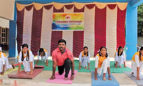 விவேகானந்தா வித்யாஷ்ரம் பள்ளியில் உலக யோகா தினம் கொண்டாட்டம்