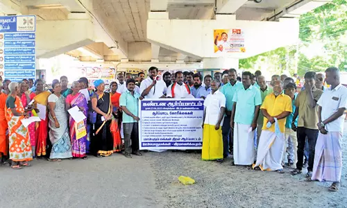 அடிப்படை வசதிகளை நிறைவேற்றக்கோரி வீரமாணிக்கபுரம் பொதுமக்கள் ஆர்ப்பாட்டம்