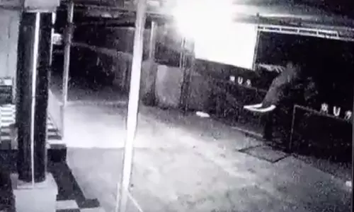 மேட்டுப்பாளையம் அருகே கதவை உடைத்து கோவிலுக்குள் நுழைந்த பாகுபலி யானை