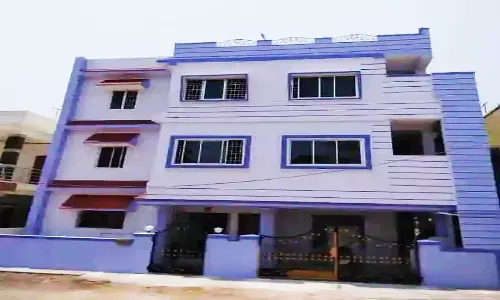 பள்ளிகொண்டா அரசு விடுதியில் மாணவர்களை கொண்டு அரிசி மூட்டை இறக்கிய அதிகாரிகள்