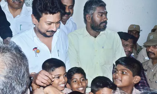 அமைச்சர் உதயநிதியை பார்த்து ஓடோடி வந்த மாணவர்கள்; புகைப்படம் எடுத்து மகிழ்ந்தனர்