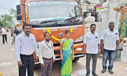 பயனாளிக்கு குளிரூட்டப்பட்ட 4 சக்கர வாகனம் வழங்கல்