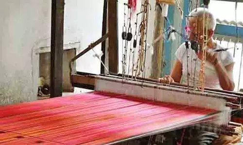 கைத்தறி தொழிலை காப்பாற்ற பட்டு நூல் விலை குறைக்கப்படுமா?