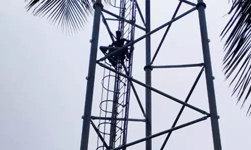 மேட்டூர் அருகே செல்போன் டவர் மீது ஏறி தொழிலாளி தற்கொலை மிரட்டல்