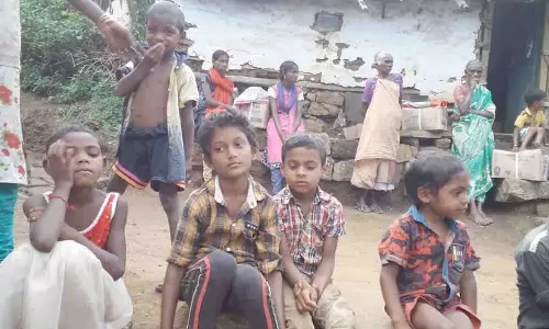 வகுப்பறைகள் இல்லாமல் திறந்தவெளியில் பாடம் படிக்கும் மலைவாழ் மாணவர்கள்