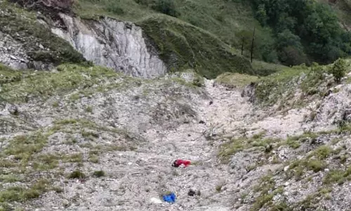 மழையால் சேறும் சகதியுமான சாலை: கட்டுப்பாட்டை இழந்த கார் பள்ளத்தாக்கில் கவிழ்ந்து 9 பேர் பலி