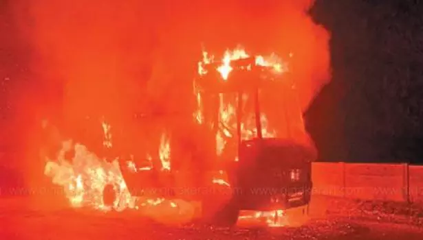 சேலத்தில் இருந்து காட்டன் பேல் ஏற்றி சென்ற லாரியில் திடீர் தீ சேலத்தில் இருந்து காட்டன் பேல் ஏற்றி சென்ற லாரியில் திடீர் தீ