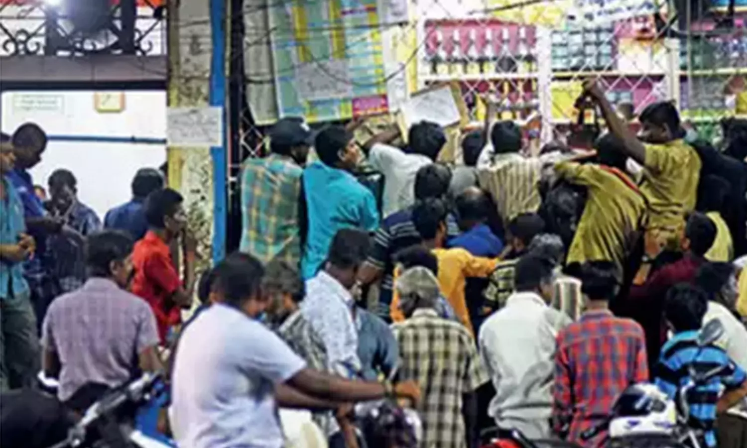 கரூர் மாவட்டத்தில் கூடுதல் விலைக்கு மது விற்றால் நடவடிக்கை கரூர் மாவட்டத்தில் கூடுதல் விலைக்கு மது விற்றால் நடவடிக்கை