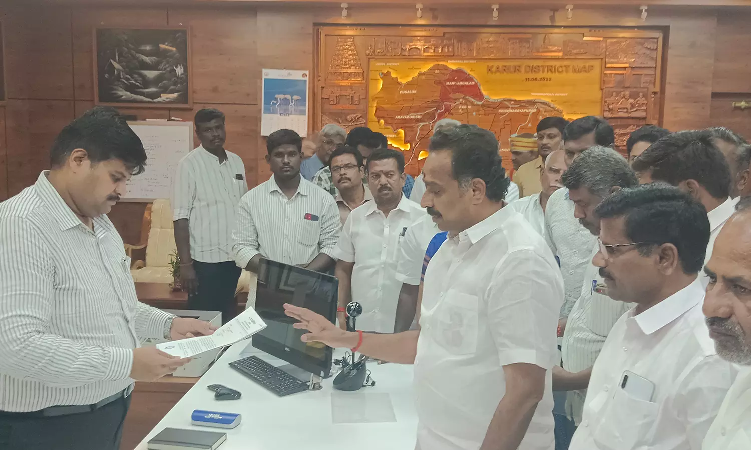 கரூரில் பல்வேறு அடிப்படை பிரச்சினைகள்: கலெக்டரிடம் முன்னாள் அமைச்சர் எம்.ஆர்.விஜயபாஸ்கர் கோரிக்கை மனு கரூரில் பல்வேறு அடிப்படை பிரச்சினைகள்: கலெக்டரிடம் முன்னாள் அமைச்சர் எம்.ஆர்.விஜயபாஸ்கர் கோரிக்கை மனு