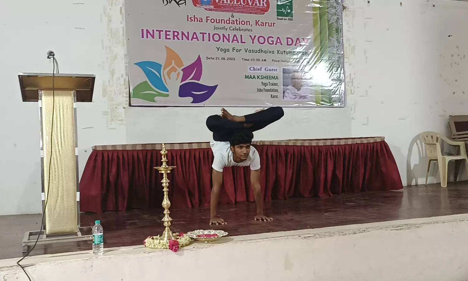 கரூர் வள்ளுவர் அறிவியல்-மேலாண்மை கல்லூரியில் யோகா தின விழா கொண்டாட்டம் கரூர் வள்ளுவர் அறிவியல்-மேலாண்மை கல்லூரியில் யோகா தின விழா கொண்டாட்டம்