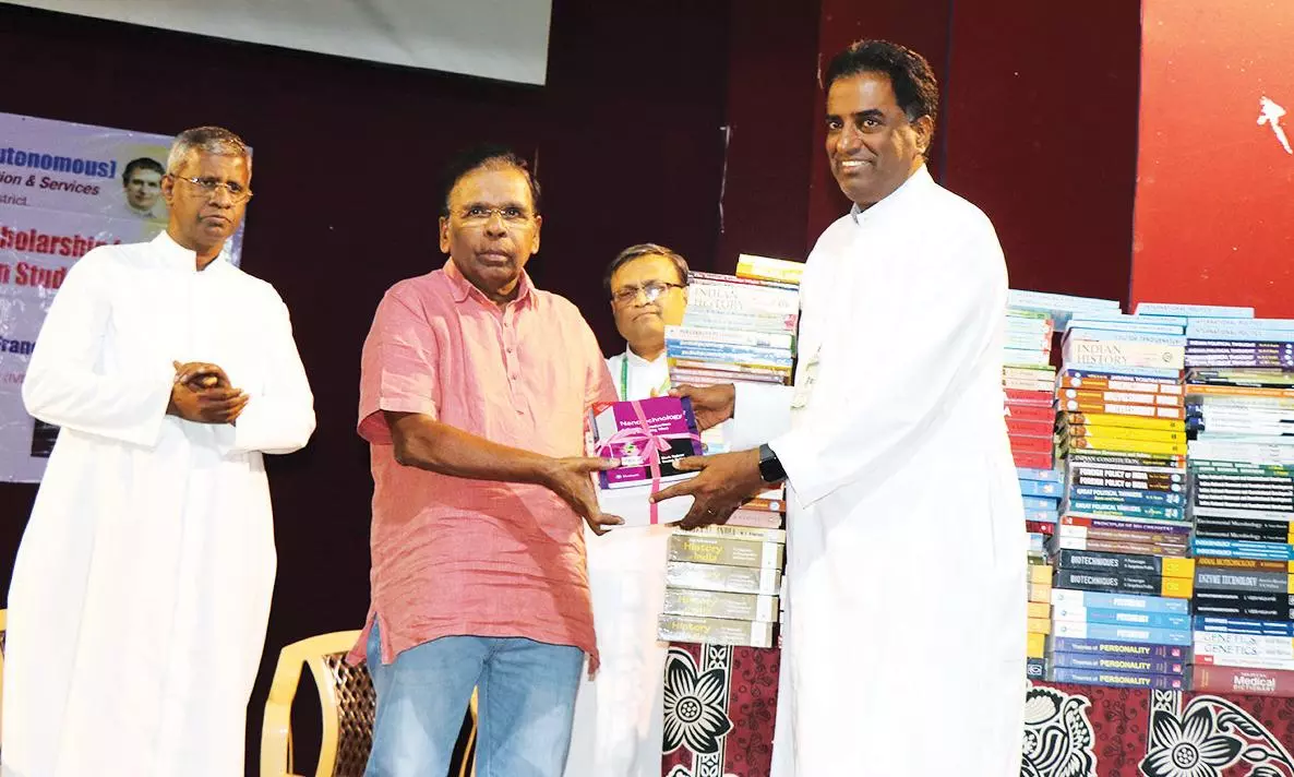 திருப்பத்தூர் தூய நெஞ்சக் கல்லூரி மாணவர்களுக்கு ரூ.4.18 லட்சம் மதிப்பில் புத்தகங்கள் திருப்பத்தூர் தூய நெஞ்சக் கல்லூரி மாணவர்களுக்கு ரூ.4.18 லட்சம் மதிப்பில் புத்தகங்கள்