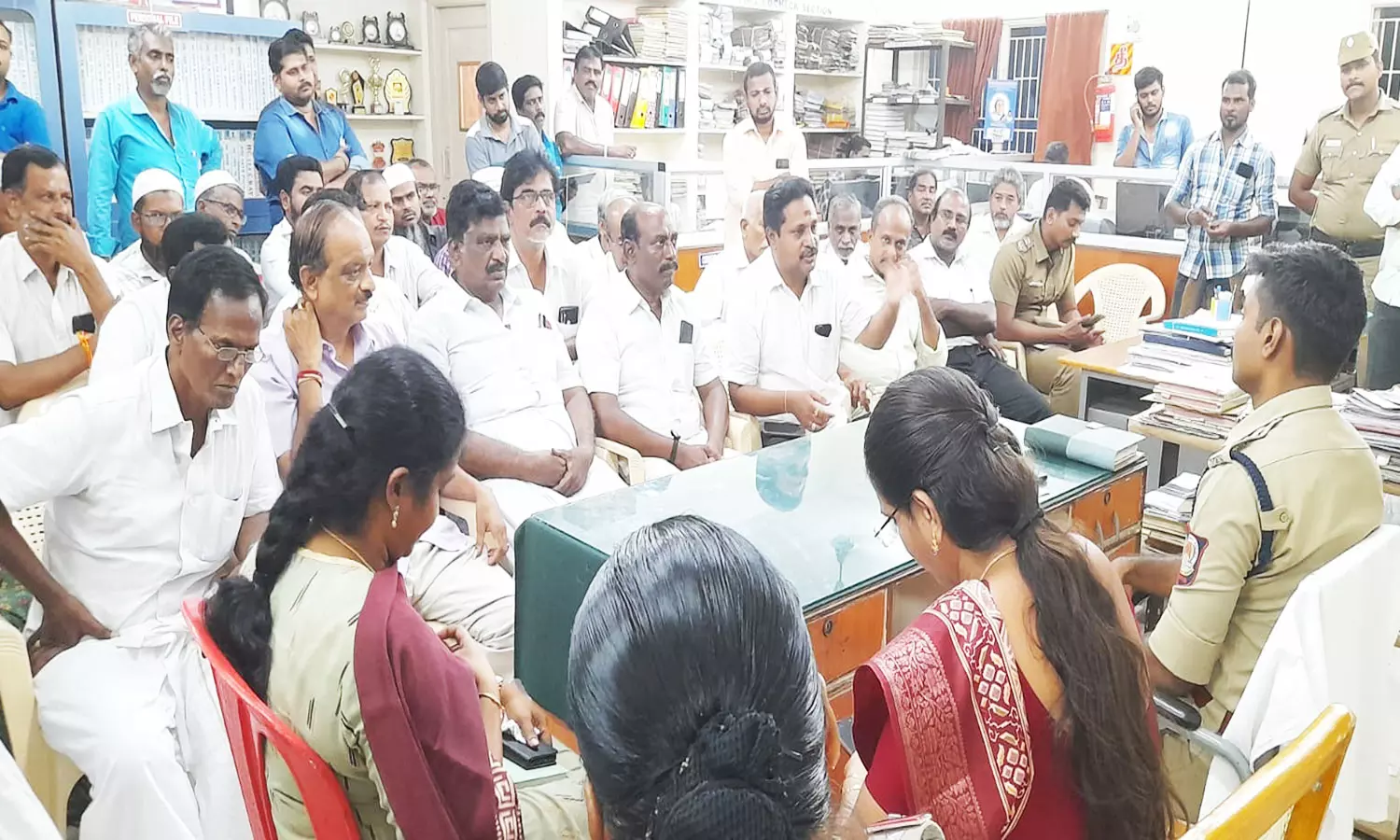 கடைகளை காலி செய்ய 5-ந்தேதி வரை அவகாசம் கடைகளை காலி செய்ய 5-ந்தேதி வரை அவகாசம்