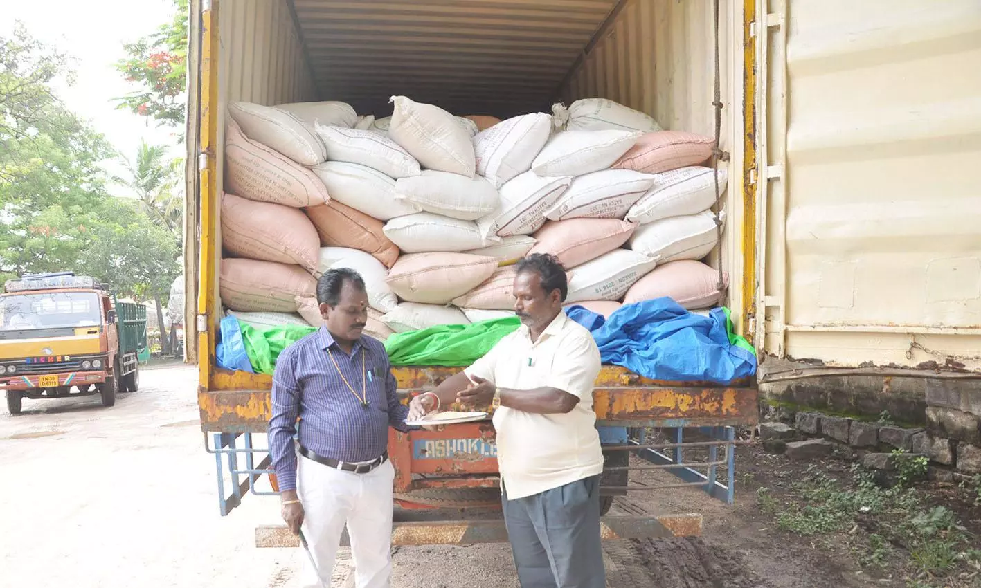 கன்டெய்னர் லாரியில் கடத்த முயன்ற 15 டன் ரேஷன் அரிசி பறிமுதல்