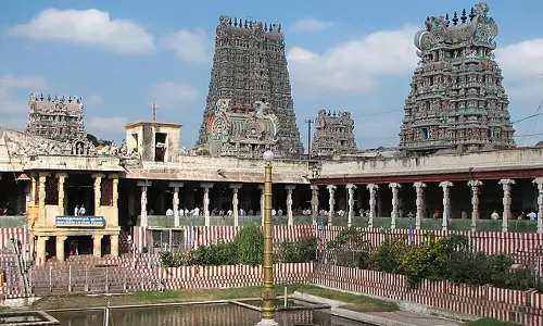 மதுரை மீனாட்சி அம்மன் கோவில் கோபுரத்தில் டிரோன் மோதியது- 2 பெண் என்ஜினீயர்கள் பிடிபட்டனர்