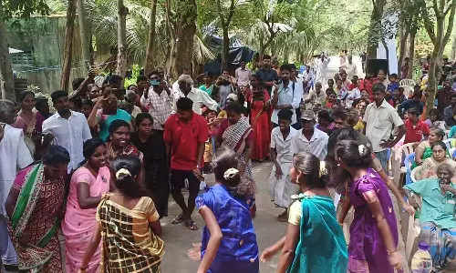 மலை கிராமங்களுக்கு நலத்திட்ட உதவிகள் வழங்க வந்த அதிகாரிகள்- பாரம்பரிய நடனமாடி வரவேற்ற பழங்குடியின மக்கள்