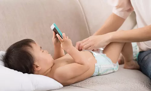 2 வயதிலேயே புகுந்து விளையாடுகிறது...குழந்தைகளின் செயல்பாட்டை முடக்கும் செல்போன்