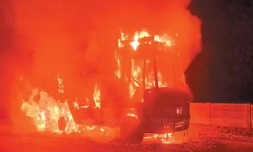 சேலத்தில் இருந்து காட்டன் பேல் ஏற்றி சென்ற லாரியில் திடீர் தீ