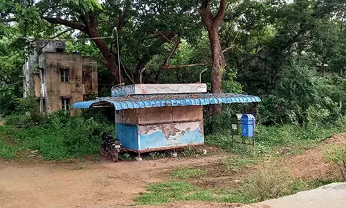 பாண்லே பால் பொருட்கள் விற்பனை நிலையம் மூடி கிடக்கும்  அவலம்