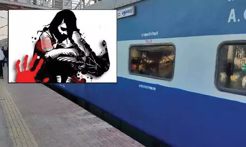 பாலியல் பலாத்கார முயற்சியில் இளம்பெண்ணை ஓடும் ரெயிலில் இருந்து தூக்கி வீசிய கும்பல்