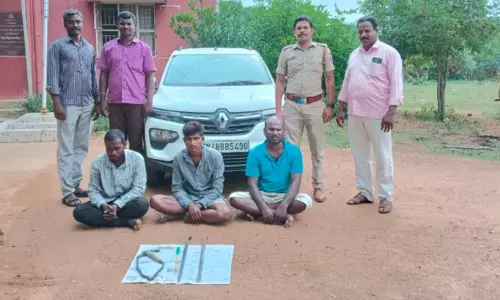 செந்துறை அருகே பயங்கர ஆயுதங்களுடன் கொள்ளையில் ஈடுபட முயன்ற 3 பேர் கைது