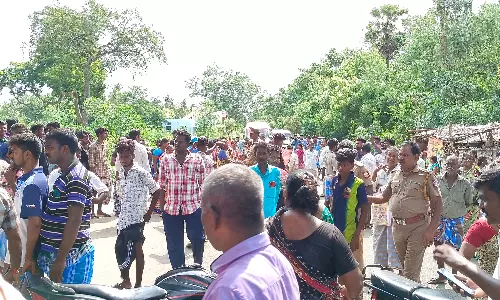 ஒகளூர் பேருந்து நிலையம் அருகே விபத்தில் உயிரிழந்த பெண்ணின் குடும்பத்துக்கு இழப்பீடு கேட்டு மறியல்