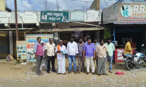 ஆலங்குடியில் டாஸ்மாக் கடை மூடப்பட்டதை வரவேற்று இனிப்பு வழங்கி கொண்டாட்டம்