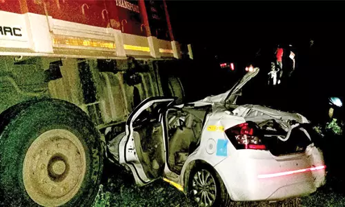 கார் மீது லாரி மோதி விபத்து; சேலம் இரும்பாலை ஊழியர் பலி