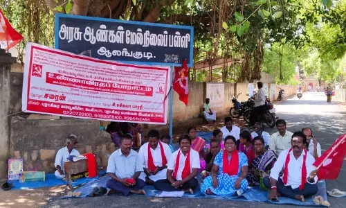 கோவில் நிலத்தில் உள்ள ஆக்கிரமிப்புகளை அகற்ற கோரி ஆலங்குடி தாசில்தார் அலுவலகம் முன்பு போராட்டம்